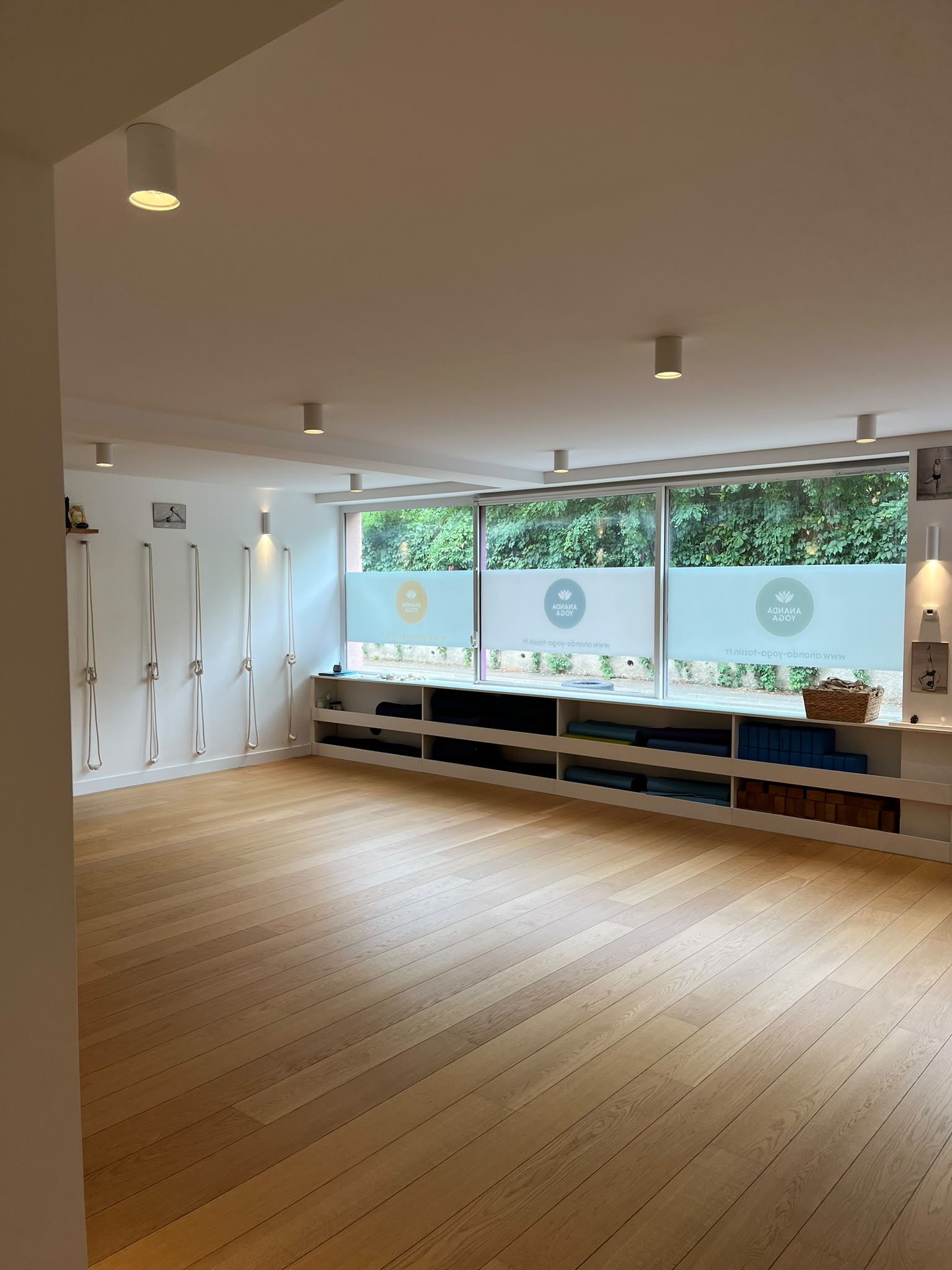 Equipements salle de pratique Ananda Yoga à Tassin-la-Demi-Lune